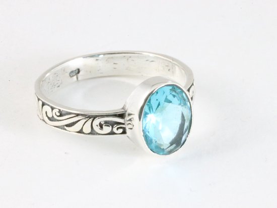 Fijne bewerkte zilveren ring met blauwe topaas afbeelding 1