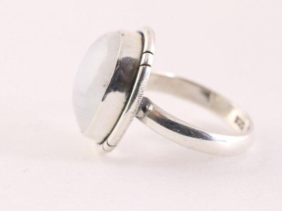 Ovale zilveren ring met regenboog maansteen afbeelding 2