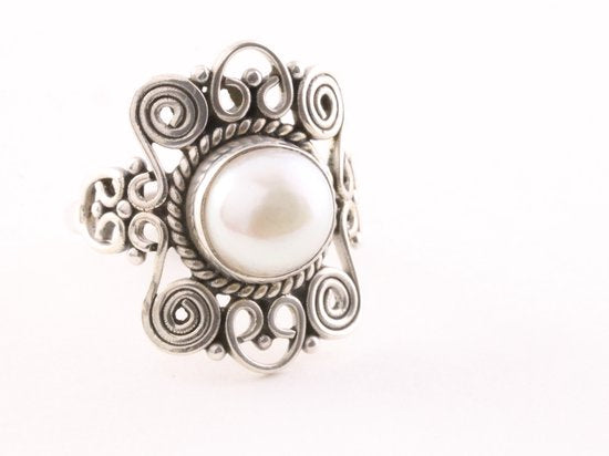 Opengewerkte zilveren ring met zoetwater parel afbeelding 1