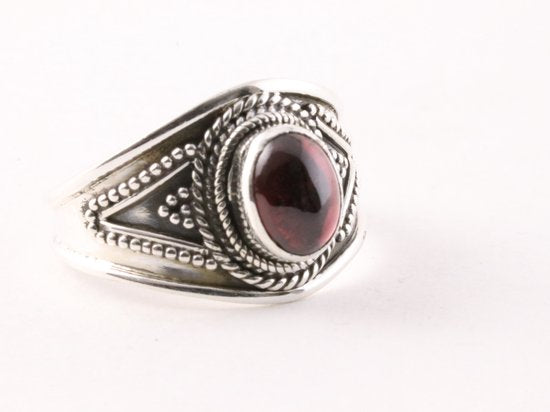 Bewerkte zilveren ring met granaat afbeelding 1