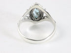 Fijne bewerkte zilveren ring met blauwe topaas afbeelding 3