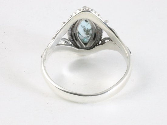 Fijne bewerkte zilveren ring met blauwe topaas afbeelding 3