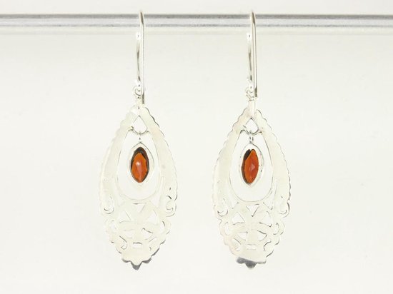 Opengewerkte zilveren oorbellen met granaat afbeelding 3