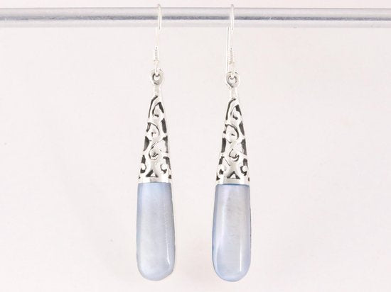 Lange opengewerkte zilveren oorbellen met lichtblauwe schelp afbeelding 4