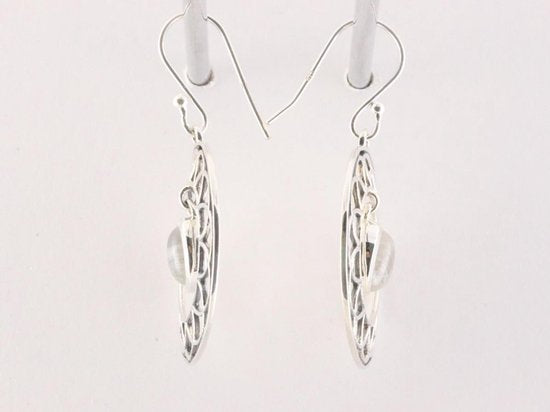 Grote ronde opengewerkte zilveren oorbellen met regenboog maansteen afbeelding 3