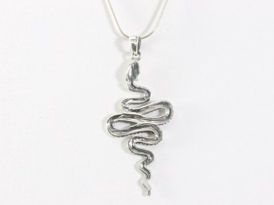 Zilveren slang hanger aan ketting afbeelding 3