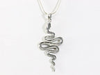 Zilveren slang hanger aan ketting afbeelding 3