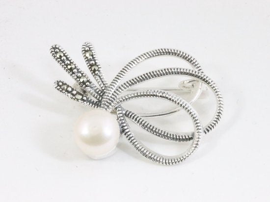 Fijne opengewerkte zilveren broche met parel en marcasiet afbeelding 1