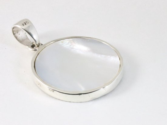 Ronde bewerkte zilveren hanger met levensboom op parelmoer afbeelding 3