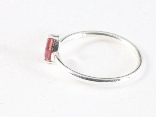 Fijne hoogglans zilveren ring met robijn afbeelding 2