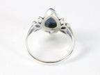 Opengewerkte zilveren lotus bloem ring met lapis lazuli afbeelding 3