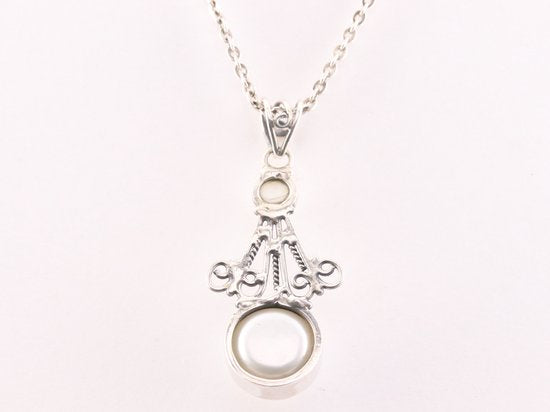 Opengewerkte zilveren hanger met zoetwater parels aan ketting afbeelding 3