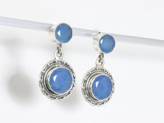 Ronde bewerkte zilveren oorstekers met blauwe saffier afbeelding 2