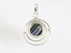 Ronde opengewerkte zilveren hanger met gestreepte onyx afbeelding 3