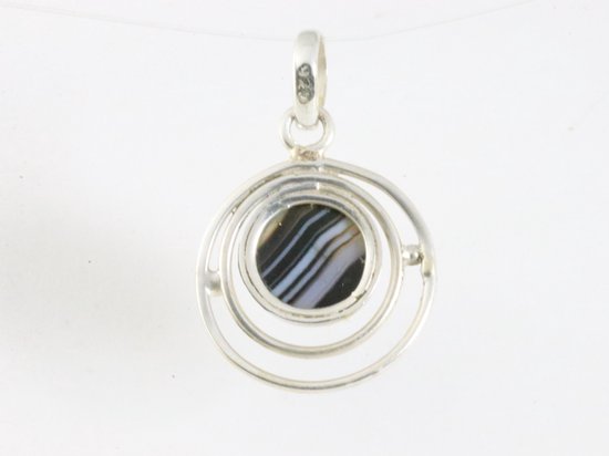 Ronde opengewerkte zilveren hanger met gestreepte onyx afbeelding 3