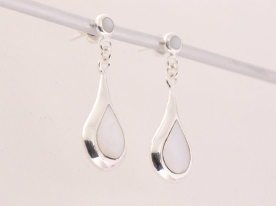Druppelvormige hoogglans zilveren oorstekers met parelmoer afbeelding 2