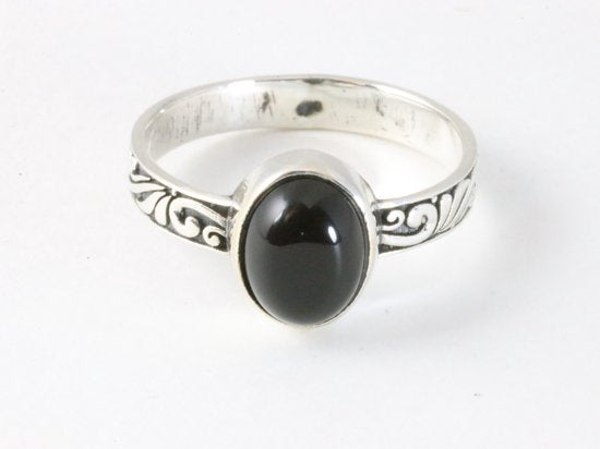 Fijne bewerkte zilveren ring met onyx afbeelding 4