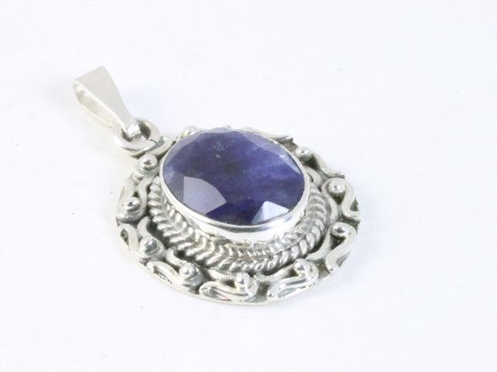 Bewerkte zilveren hanger met blauwe saffier aan ketting afbeelding 2