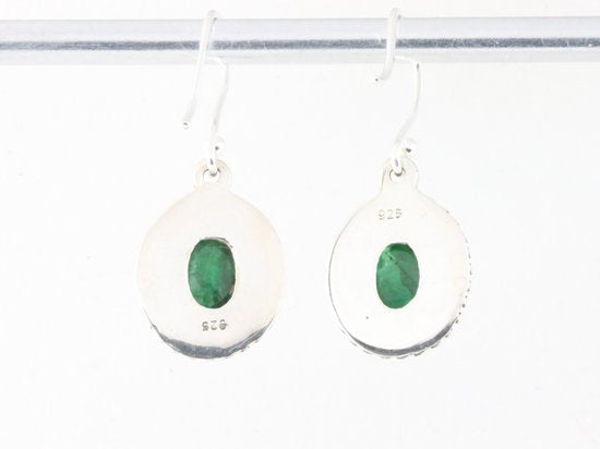 Bewerkte ovale zilveren oorbellen met smaragd afbeelding 3