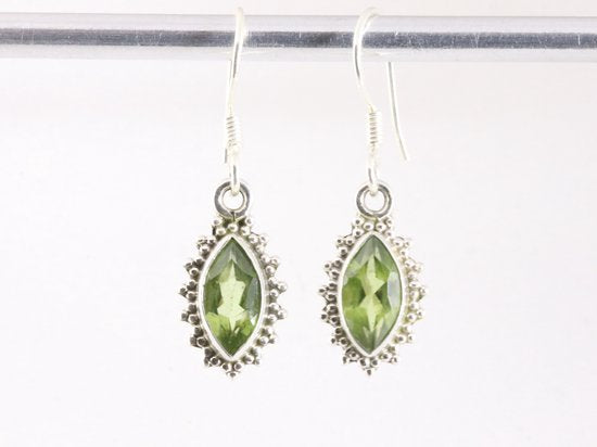 Fijne bewerkte zilveren oorbellen met peridoot afbeelding 4