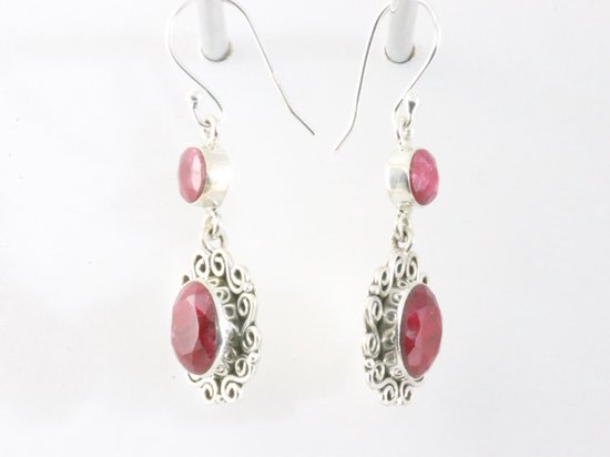 Lange bewerkte zilveren oorbellen met robijn afbeelding 2