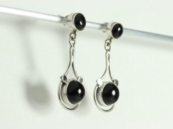 Opengewerkte zilveren oorstekers met onyx afbeelding 3