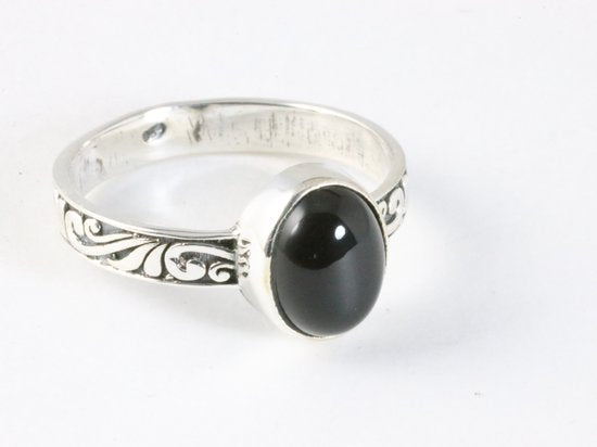 Fijne bewerkte zilveren ring met onyx afbeelding 1