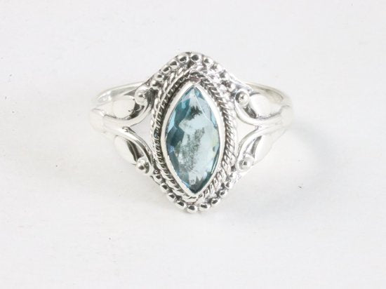 Fijne bewerkte zilveren ring met blauwe topaas afbeelding 4