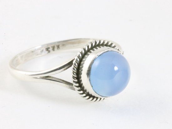 Fijne bewerkte ronde zilveren ring met blauwe chalcedoon afbeelding 1