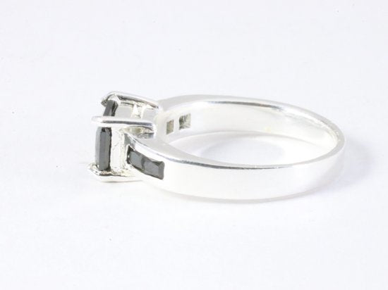 Hoogglans zilveren ring met onyx afbeelding 2