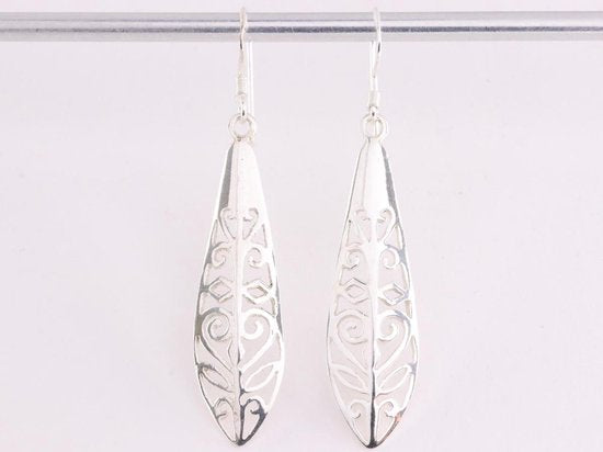 Lange opengewerkte zilveren oorbellen afbeelding 4