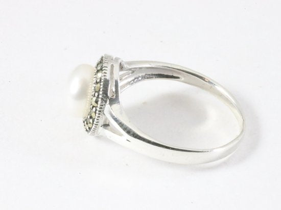 Fijne ronde zilveren ring met parel en marcasiet afbeelding 2