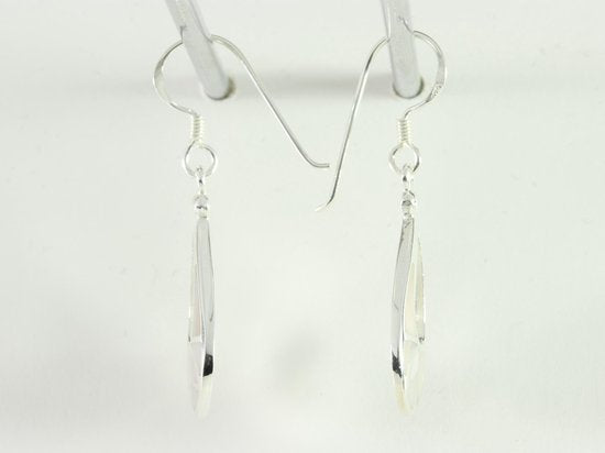 Opengewerkte druppelvormige zilveren oorbellen met parelmoer afbeelding 5