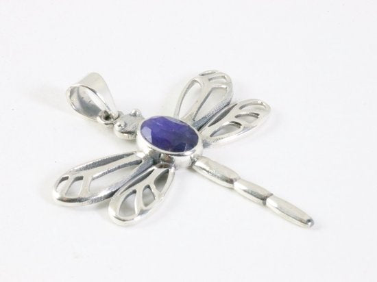 Opengewerkte zilveren libelle hanger met blauwe saffier aan ketting afbeelding 2