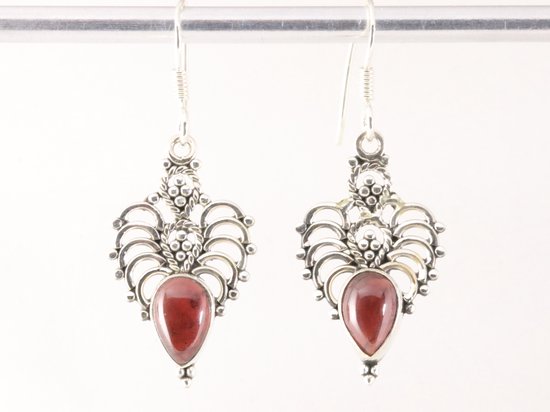 Opengewerkte zilveren oorbellen met granaat afbeelding 4