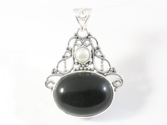 Opengewerkte zilveren hanger met onyx en parel afbeelding 1