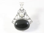Opengewerkte zilveren hanger met onyx en parel afbeelding 1
