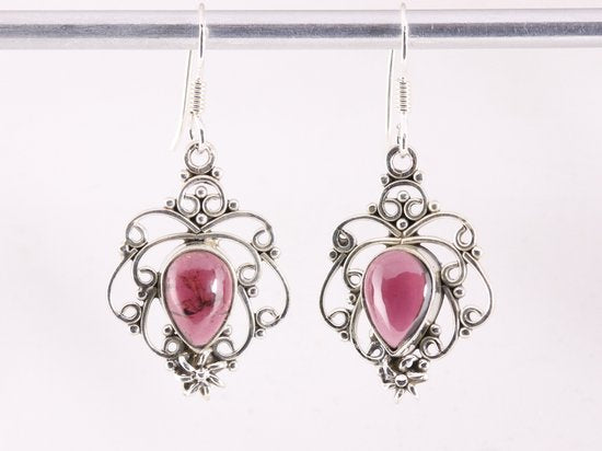 Opengewerkte zilveren oorbellen met granaat afbeelding 4