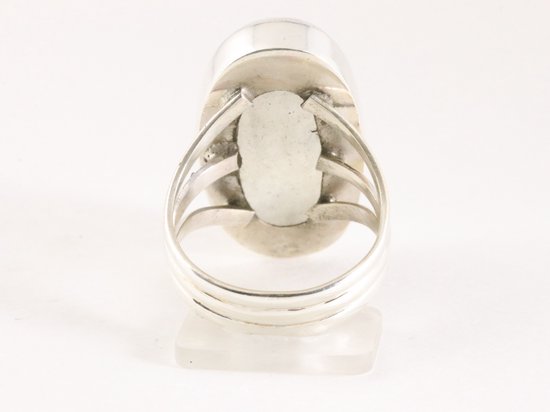 Grote ovale zilveren ring met regenboog maansteen afbeelding 3