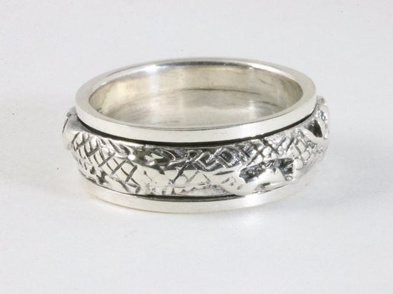 Zware zilveren geluksring met draak afbeelding 2