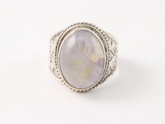 Bewerkte zilveren ring met regenboog maansteen afbeelding 2