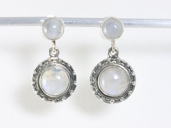 Ronde bewerkte zilveren oorstekers met regenboog maansteen afbeelding 4