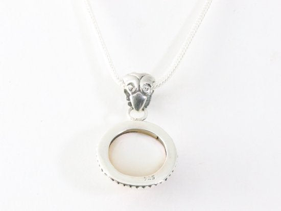 Ronde bewerkte zilveren hanger met roze parel aan ketting afbeelding 3