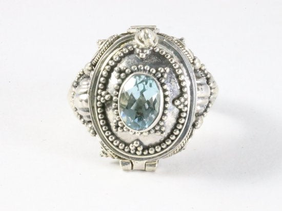 Traditionele bewerkte zilveren gifring met blauwe topaas afbeelding 4