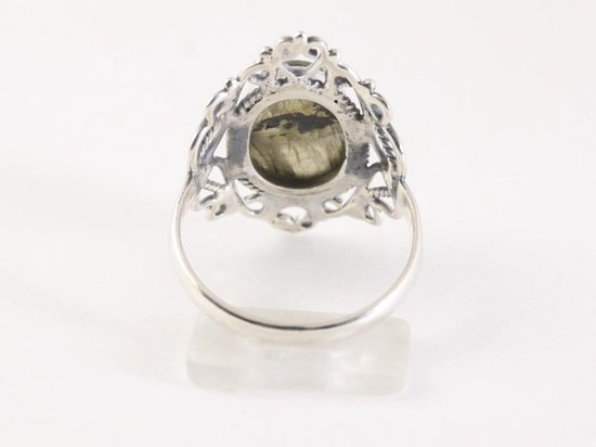 Opengewerkte zilveren ring met labradoriet afbeelding 3