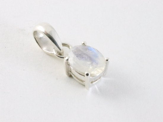 Fijne zilveren hanger met regenboog maansteen aan ketting afbeelding 2