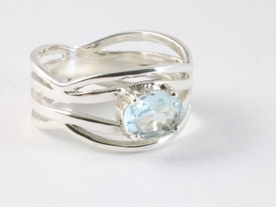Opengewerkte zilveren ring met blauwe topaas afbeelding 1