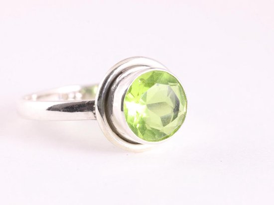 Fijne ronde zilveren ring met peridoot afbeelding 1