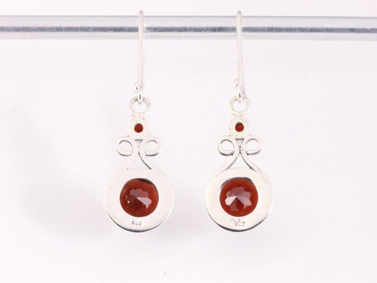 Opengewerkte zilveren oorbellen met granaat afbeelding 3