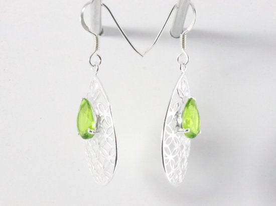 Opengewerkte zilveren oorbellen met peridoot afbeelding 2